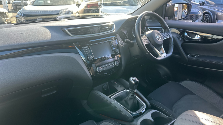 Nissan Qashqai 1.3 DiG-T N-Connecta 5dr [Glass Roof Pack] Petrol Hatchback